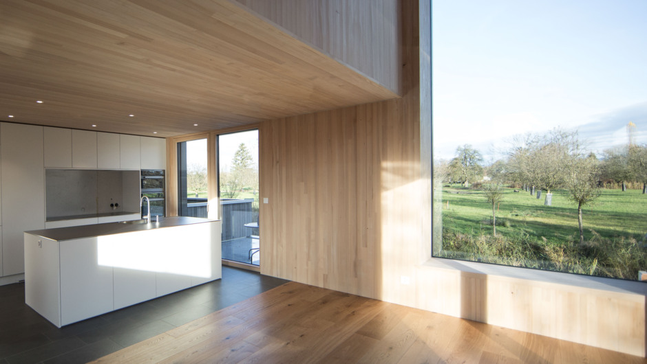 Einfamilienhaus Bosshart Altenrhein Innen Sohm HolzBautechnik Fenster groß Küche